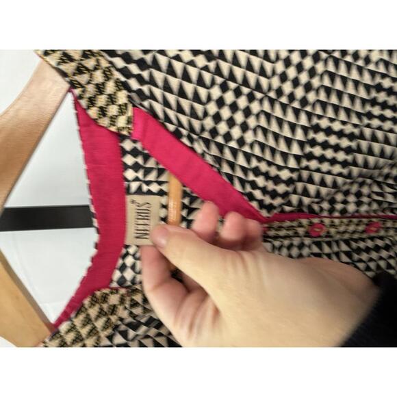 Neerus Women's Printed Kurta with Embroidered Detailing - Picture 5 of 7